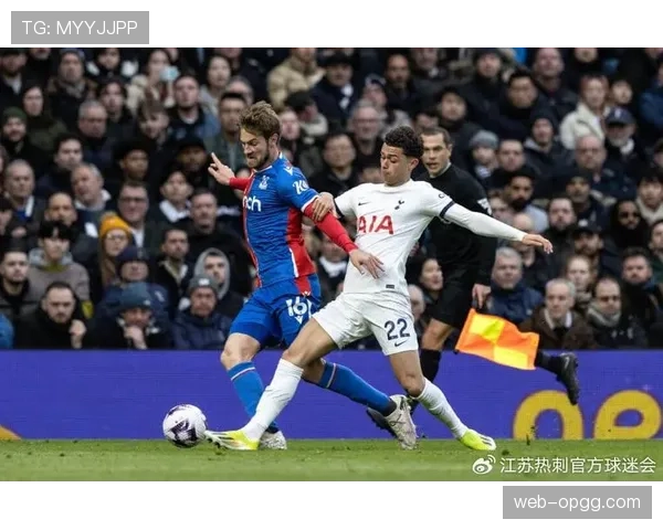 里昂训练课重点演练定位球攻防后的快速落位与转换